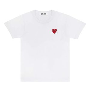 t-shirt branca da Comme des Garçons PLAY com o pequeno logótipo de coração vermelho bordado no peito