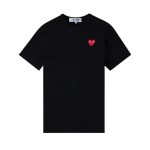 Comme des Garçons Play destaca-se pelo icónico motivo de coração vermelho bordado no peito