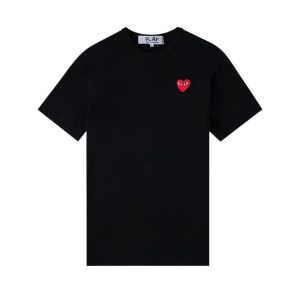 Comme des Garçons Play destaca-se pelo icónico motivo de coração vermelho bordado no peito