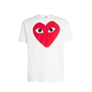 Comme des Garçons Play com uma grande estampa de coração vermelho e olhos característicos no peito.