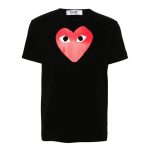COMME des GARÇONS PLAY com o icónico logótipo de coração vermelho estampado no peito