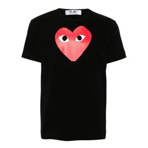 COMME des GARÇONS PLAY com o icónico logótipo de coração vermelho estampado no peito