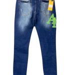 Amiri azul-escuro com lavagem desbotada e um grande logótipo verde-neon na perna.