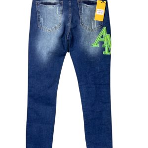 Amiri azul-escuro com lavagem desbotada e um grande logótipo verde-neon na perna.