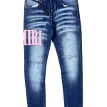 Amiri em azul-claro com o logótipo rosa em destaque acabamento deslavado e rasgados subtis.