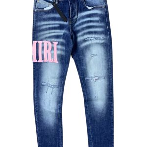 Amiri em azul-claro com o logótipo rosa em destaque acabamento deslavado e rasgados subtis.