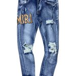 AMIRI em denim azul com lavagem desgastada e aplicação de letras do logo.