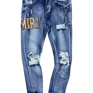 AMIRI em denim azul com lavagem desgastada e aplicação de letras do logo.