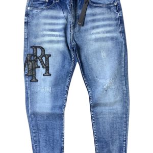 AMIRI em lavagem azul clara com detalhes desgastados e aplicação de patch com o logotipo em destaque na perna.