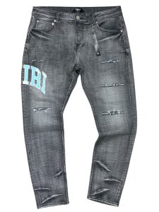 AMIRI Varsity Logo Repair Jeans em ganga preta desavivada com detalhes rasgados e o aplique do logótipo caraterístico em tom azul