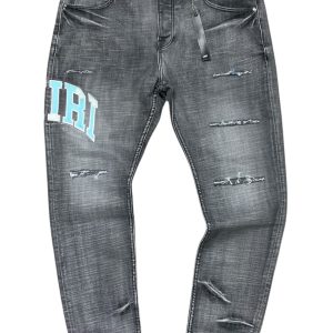 AMIRI Varsity Logo Repair Jeans em ganga preta desavivada com detalhes rasgados e o aplique do logótipo caraterístico em tom azul